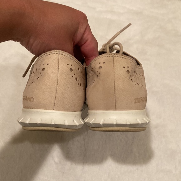 Cole Haan Zerogrand wingtip oxfords, beige leather, Sz 5B - Picture 4 of 5